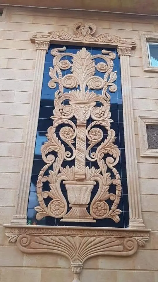تابلوه حفر مفرّغ من الحجر الهاشمي على خلفية زرقاء
