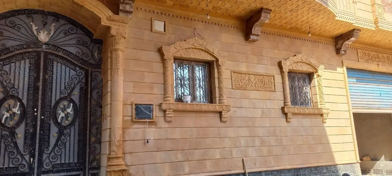 واجهة دور أرضي من الحجر الهاشمي بشبابيك منحوتة