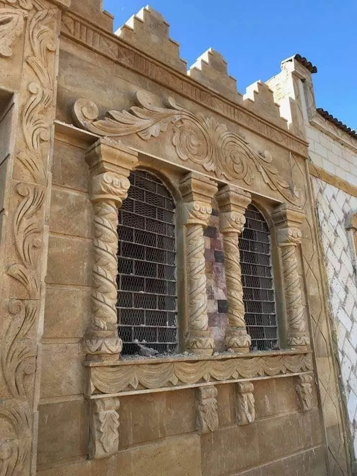 شباك من الحجر الهاشمي بحفر وأعمدة دقيقة
