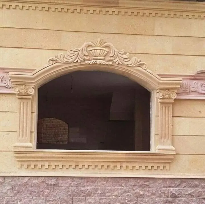 شباك مقوس من الحجر الهاشمي بتفاصيل كلاسيكية