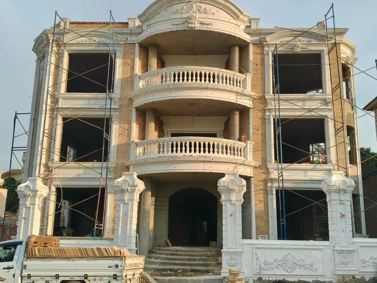 واجهة فيلا من الحجر الهاشمي ببلكونات دائرية وبرامق، قيد التنفيذ