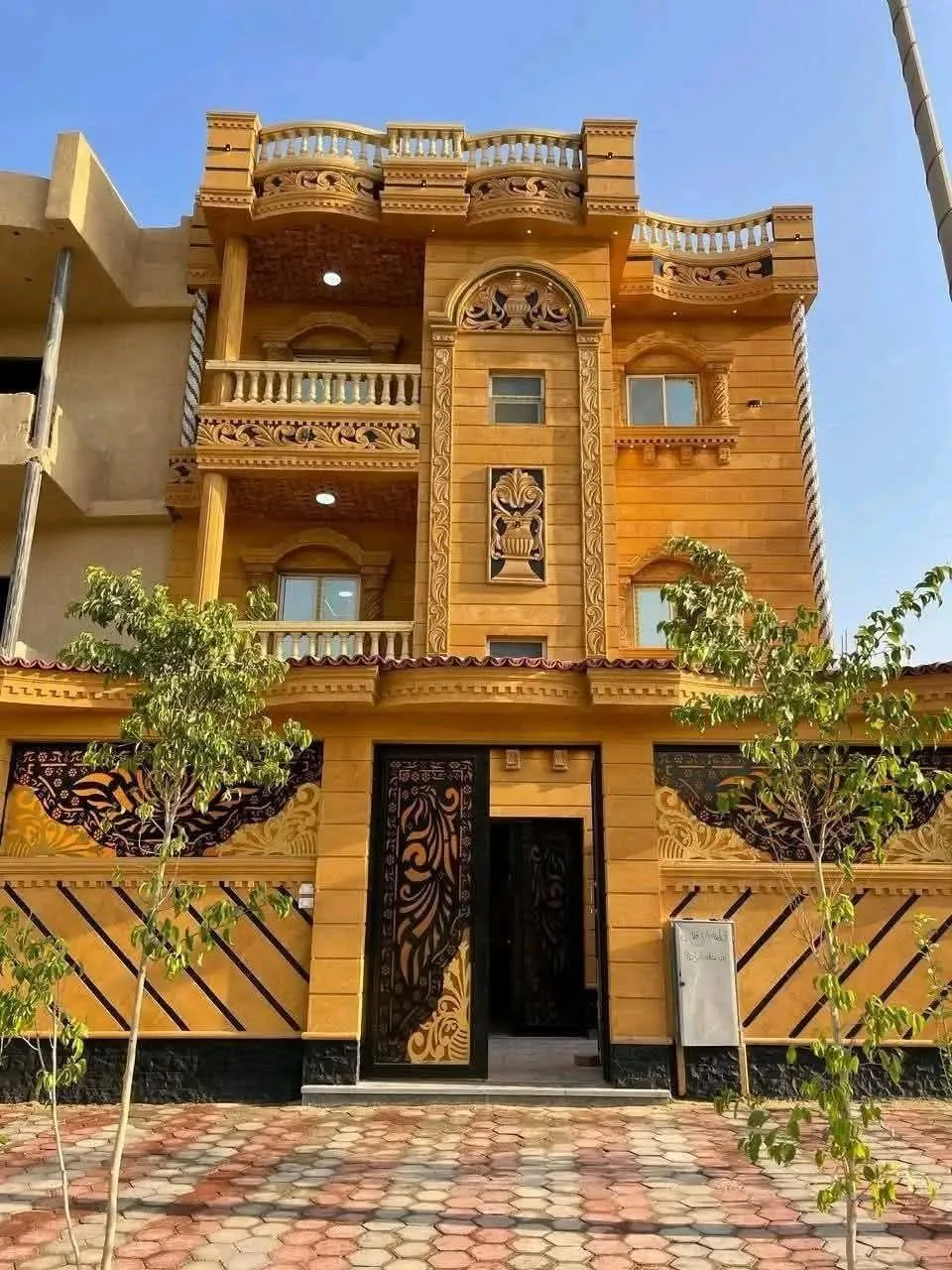 واجهة فيلا من الحجر الهاشمي نهاراً